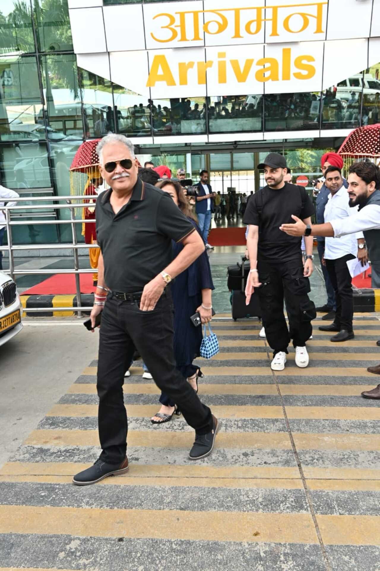 Parineeti Chopra's father looks stylish in an all-black outfit
